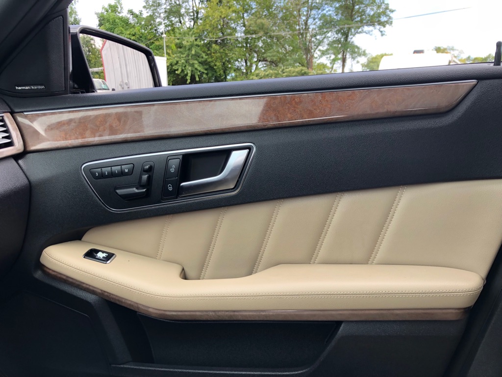 Photo 33 of this MERCEDES-BENZ E-CLASS
