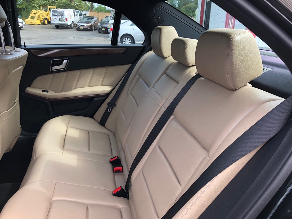 Photo 22 of this MERCEDES-BENZ E-CLASS