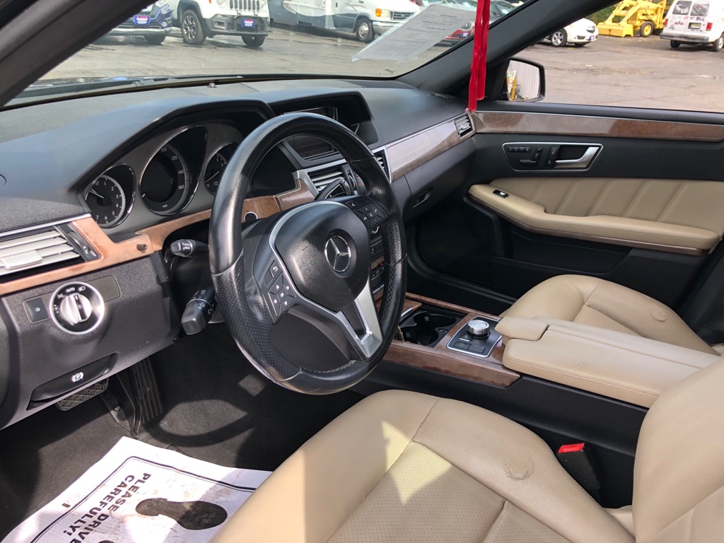 Photo 16 of this MERCEDES-BENZ E-CLASS