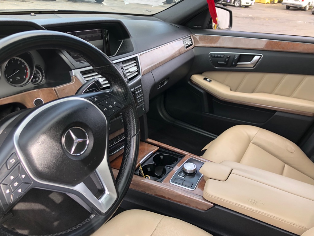 Photo 17 of this MERCEDES-BENZ E-CLASS