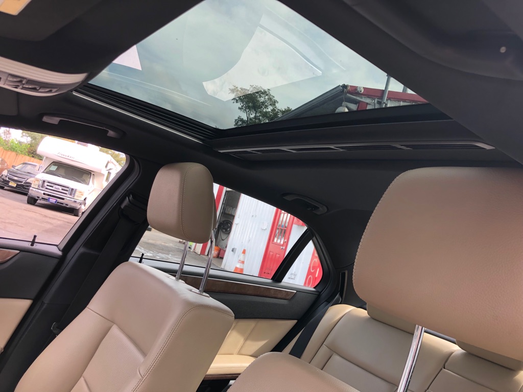 Photo 19 of this MERCEDES-BENZ E-CLASS