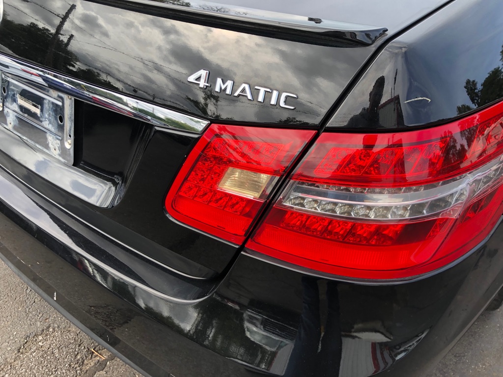 Photo 28 of this MERCEDES-BENZ E-CLASS