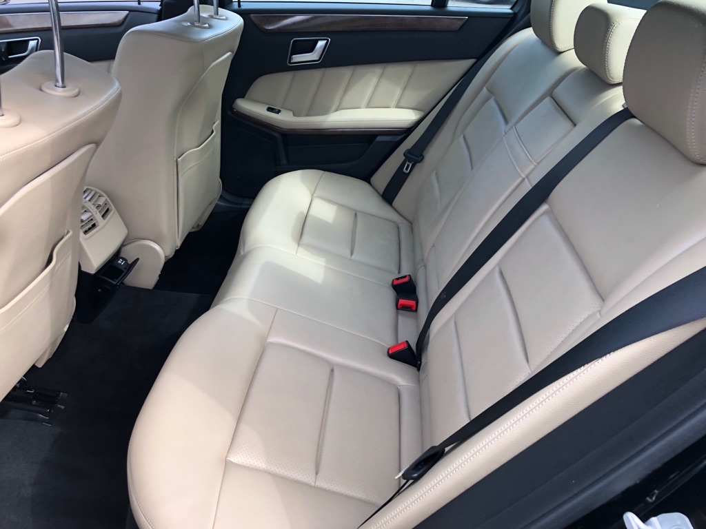 Photo 23 of this MERCEDES-BENZ E-CLASS
