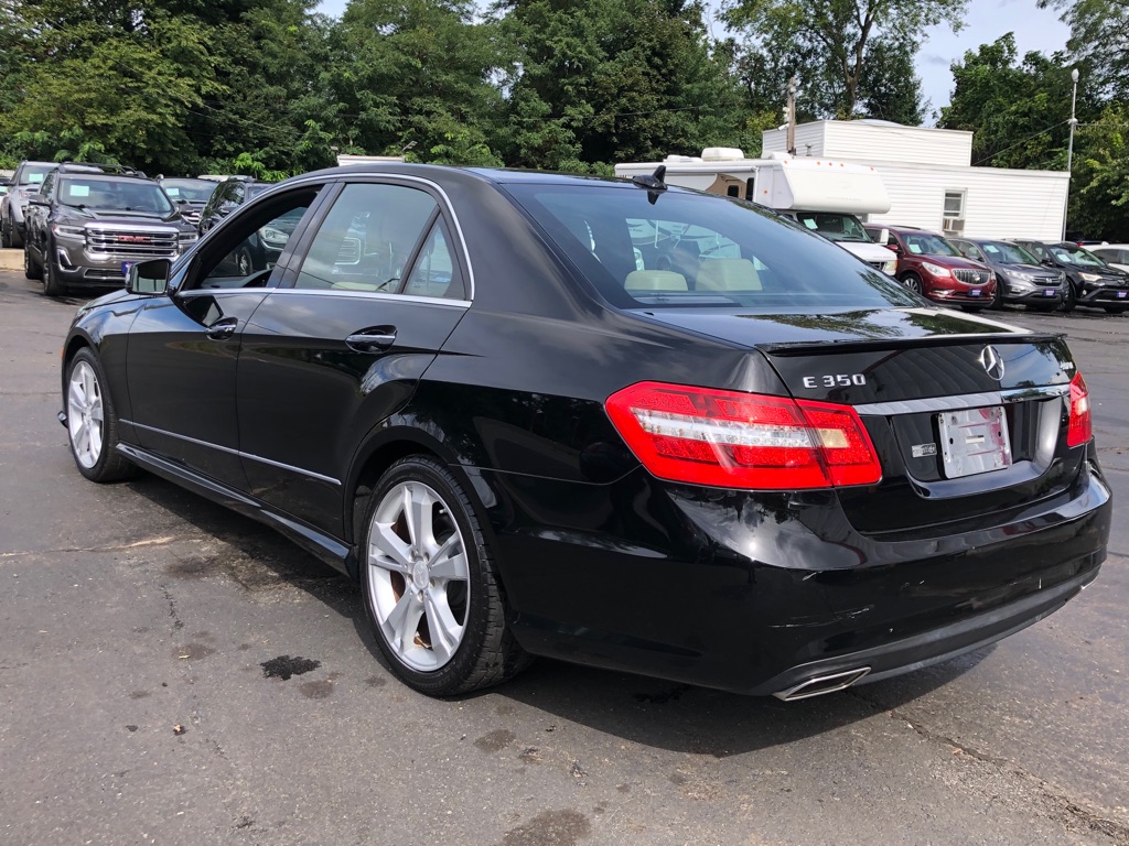Photo 5 of this MERCEDES-BENZ E-CLASS