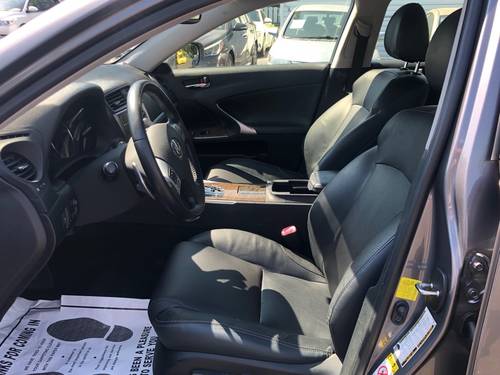 Photo 13 of this LEXUS IS