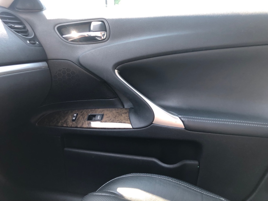 Photo 26 of this LEXUS IS