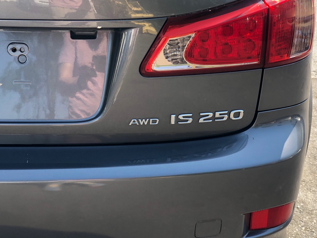 Photo 12 of this LEXUS IS
