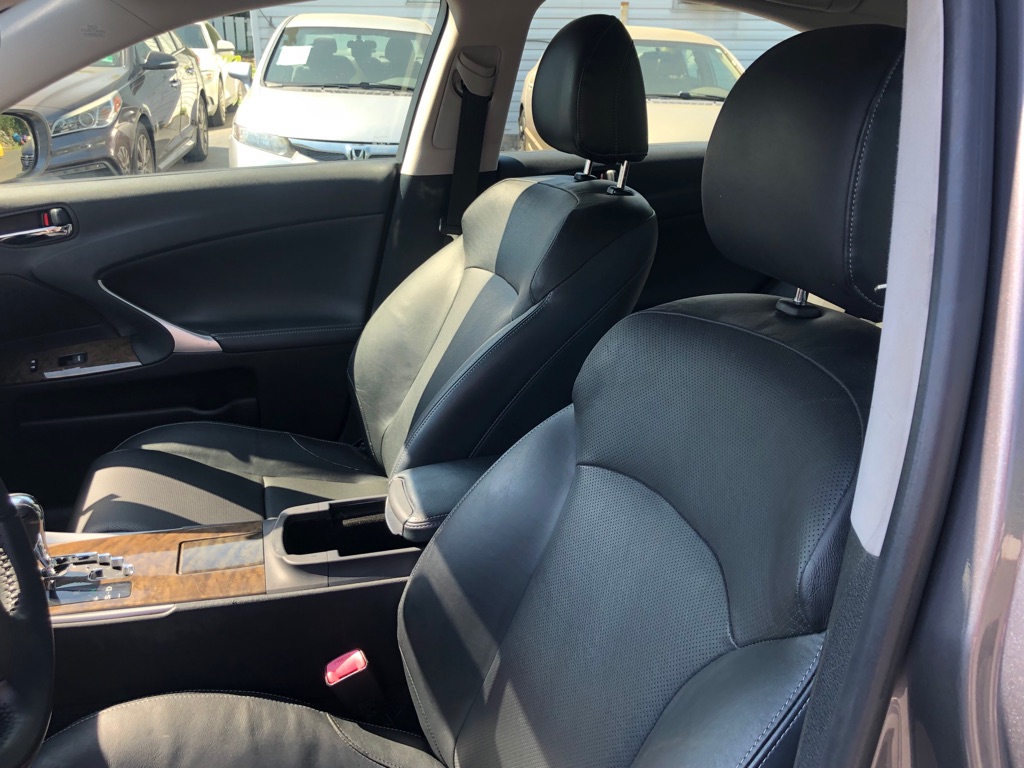 Photo 14 of this LEXUS IS