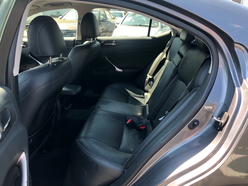 Photo 18 of this LEXUS IS