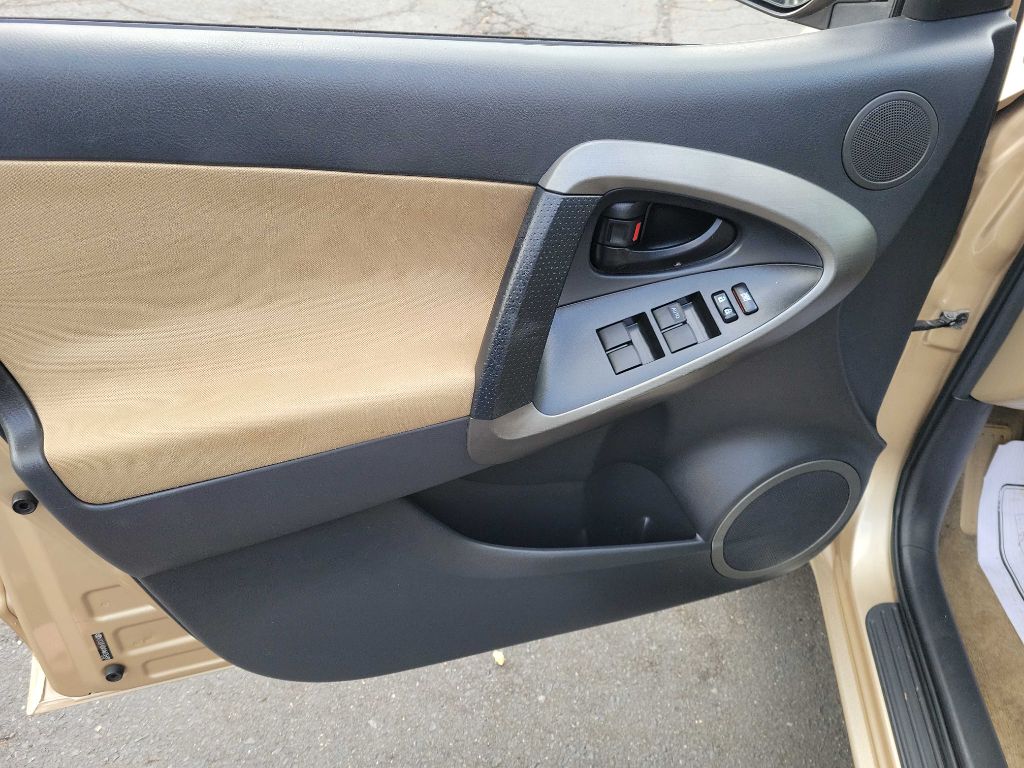 Photo 11 of this TOYOTA RAV4