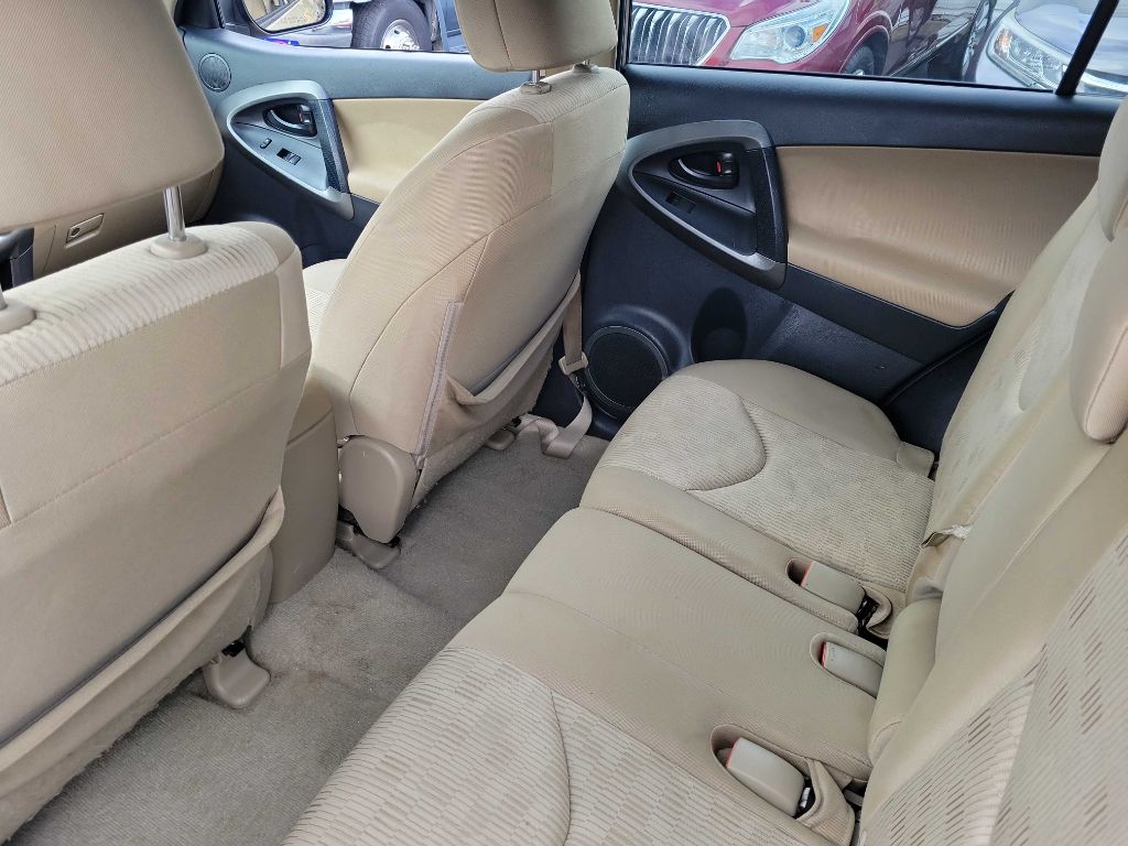 Photo 13 of this TOYOTA RAV4
