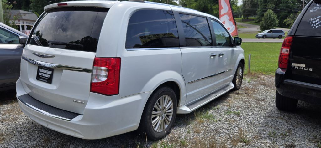 2015 Chrysler Town & Country #2