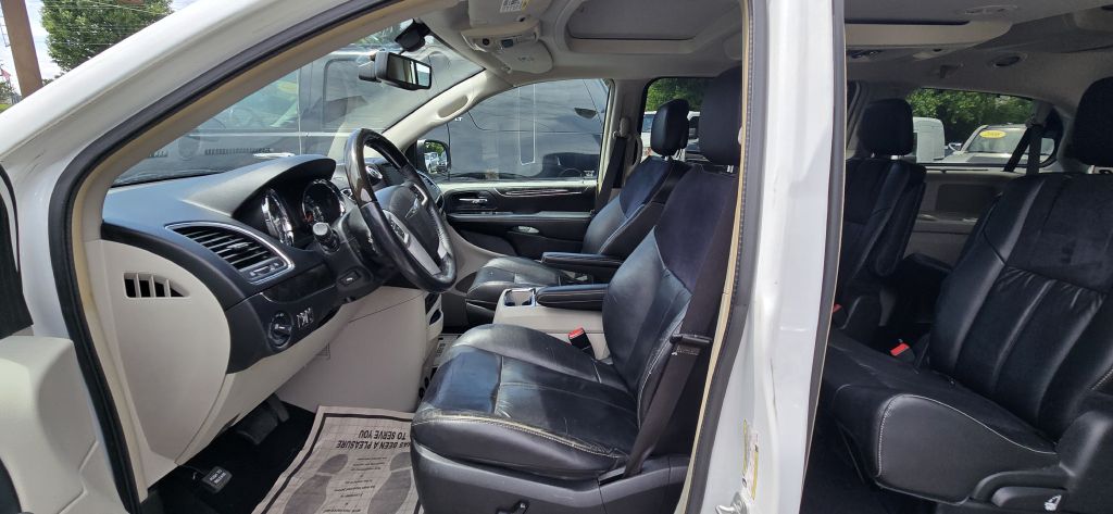 2015 Chrysler Town & Country #3