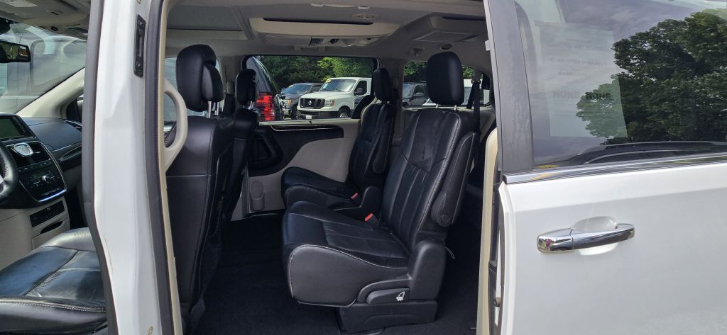 2015 Chrysler Town & Country #4