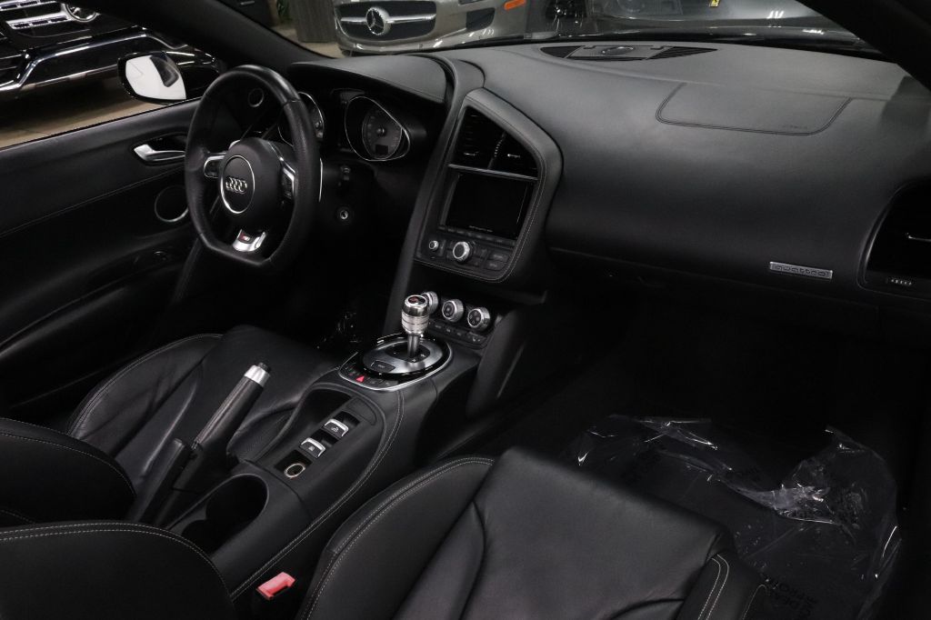 2016-Audi-R8-Discovery-Auto-Center-17