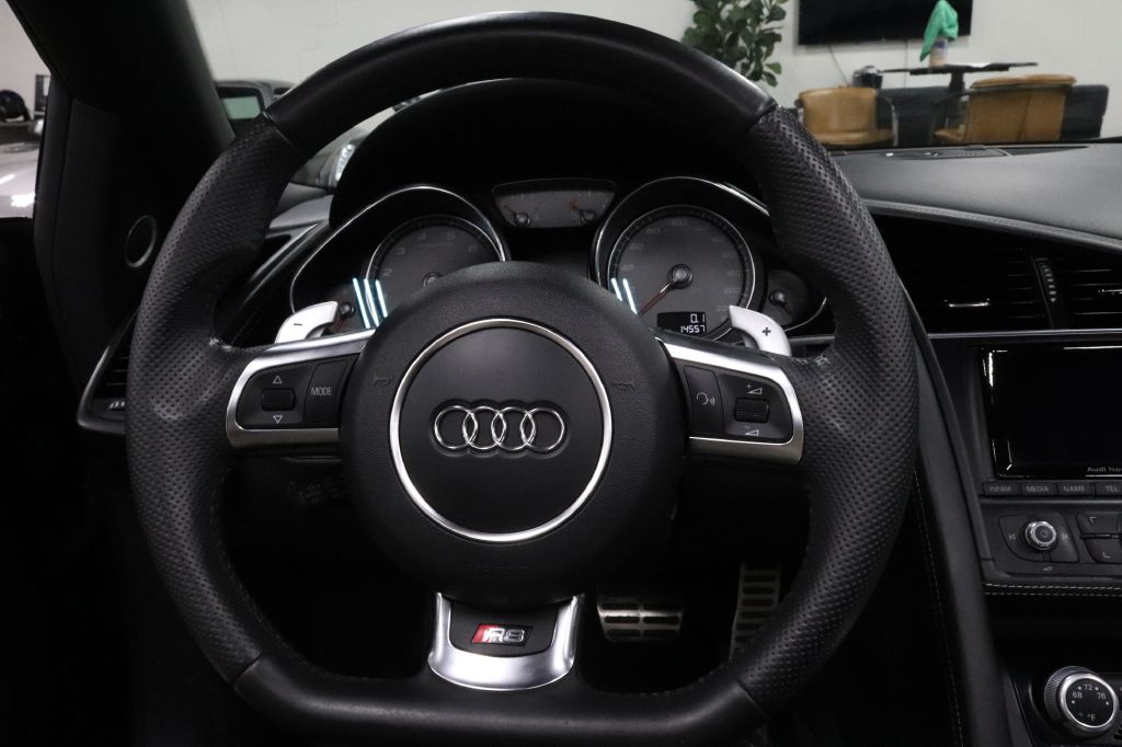 2016-Audi-R8-Discovery-Auto-Center-18