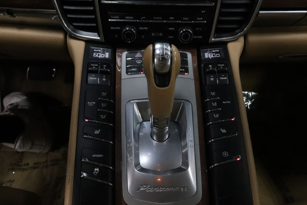 2015-Porsche-PANAMERA-Discovery-Auto-Center-27