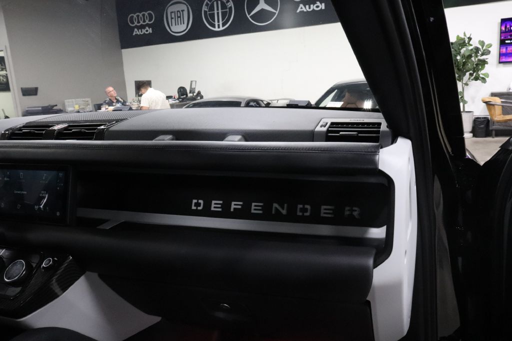 2023-Land Rover-DEFENDER-Discovery-Auto-Center-23