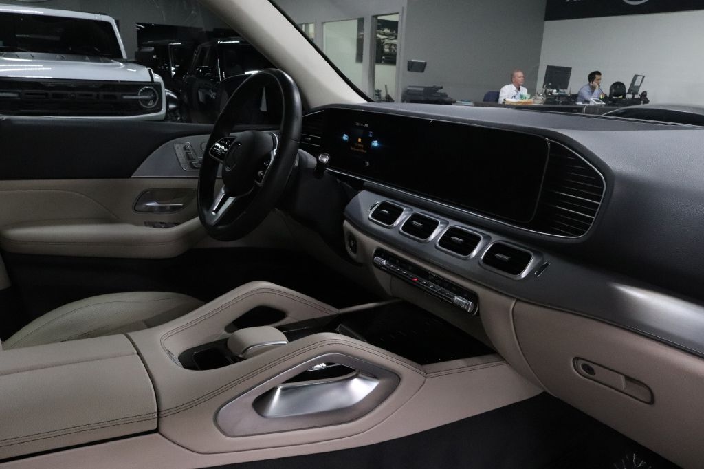 2021-Mercedes-Benz-GLE-Discovery-Auto-Center-19