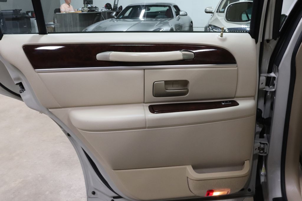 2007-Lincoln-TOWN-Discovery-Auto-Center-13