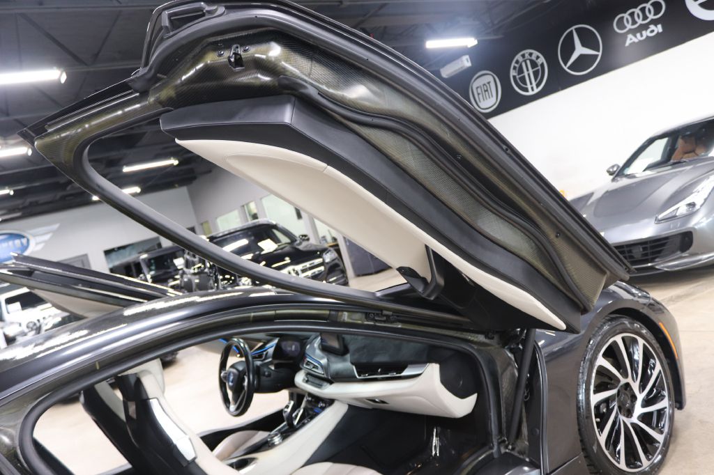 2017-BMW-I8-Discovery-Auto-Center-14