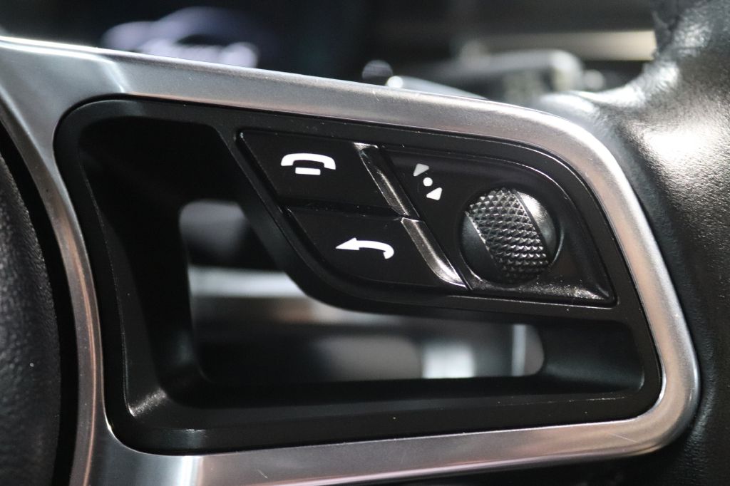 2017-Porsche-MACAN-Discovery-Auto-Center-23