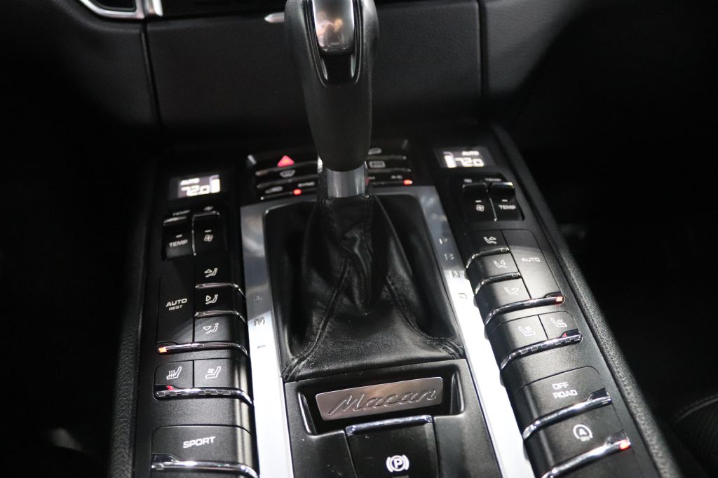 2017-Porsche-MACAN-Discovery-Auto-Center-28