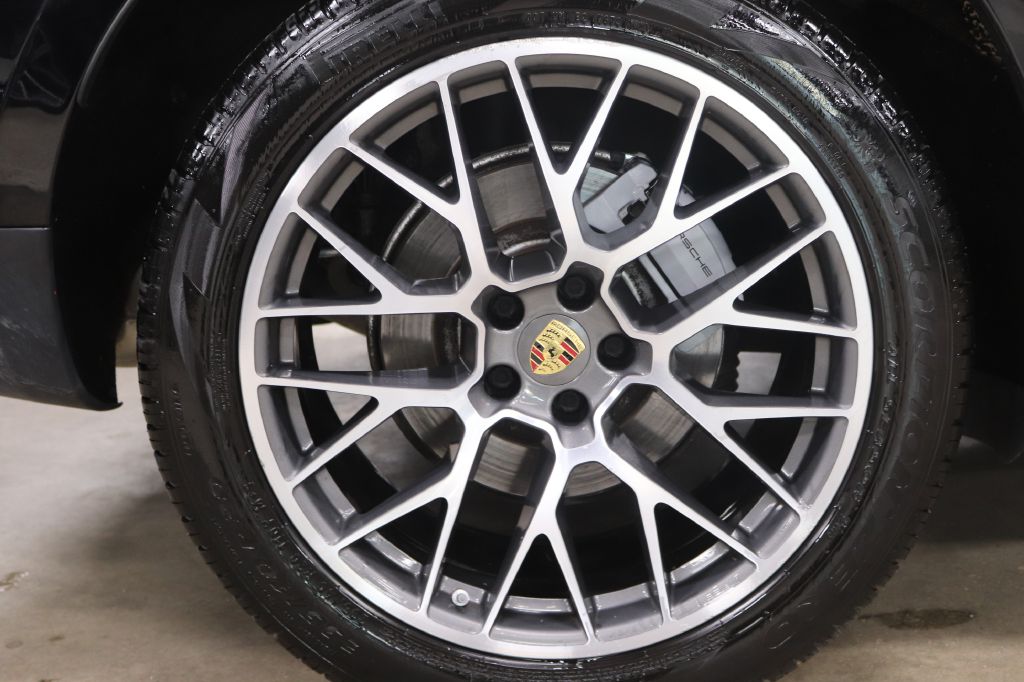 2017-Porsche-MACAN-Discovery-Auto-Center-32