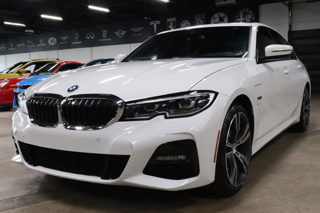 2023-BMW-330XE-Discovery-Auto-Center-1
