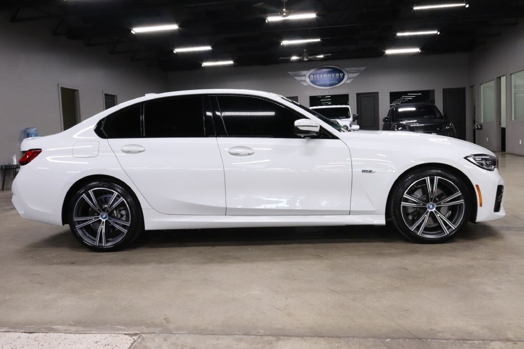 2023-BMW-330XE-Discovery-Auto-Center-6