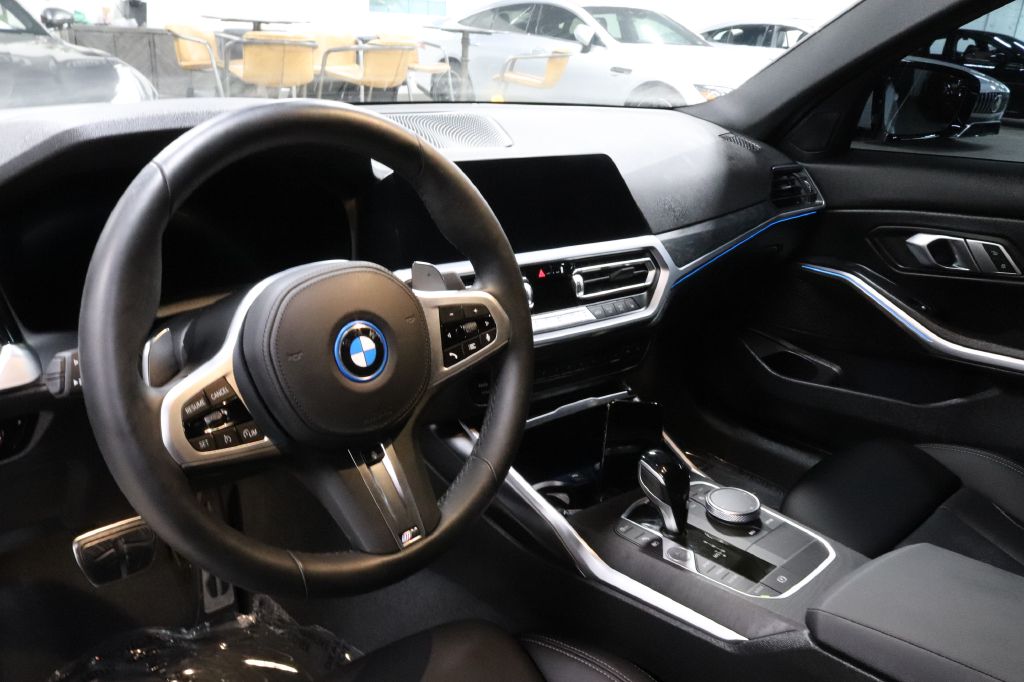 2023-BMW-330XE-Discovery-Auto-Center-12