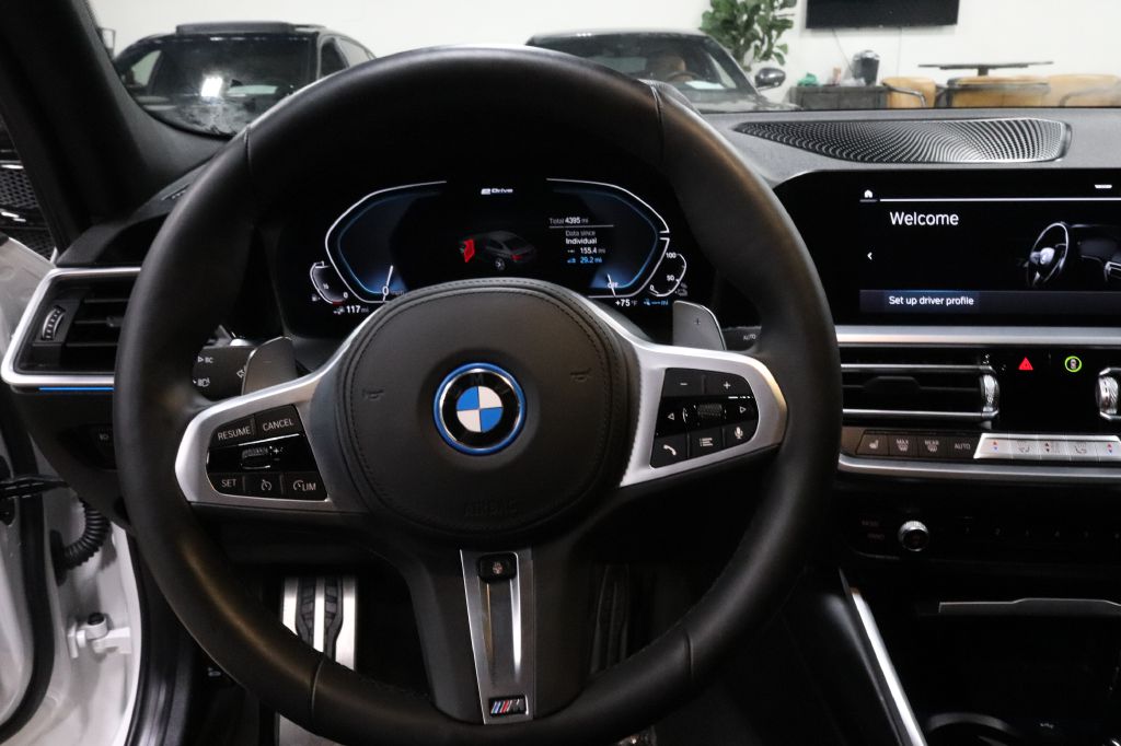2023-BMW-330XE-Discovery-Auto-Center-23