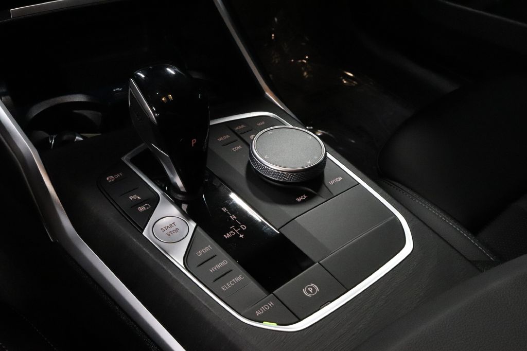 2023-BMW-330XE-Discovery-Auto-Center-27