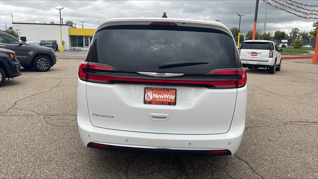 Photo 8 of this CHRYSLER PACIFICA