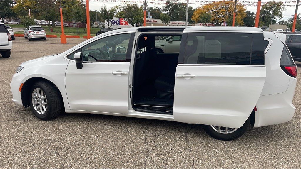 Photo 2 of this CHRYSLER PACIFICA