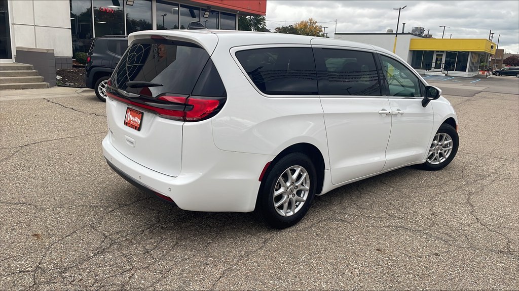 Photo 9 of this CHRYSLER PACIFICA