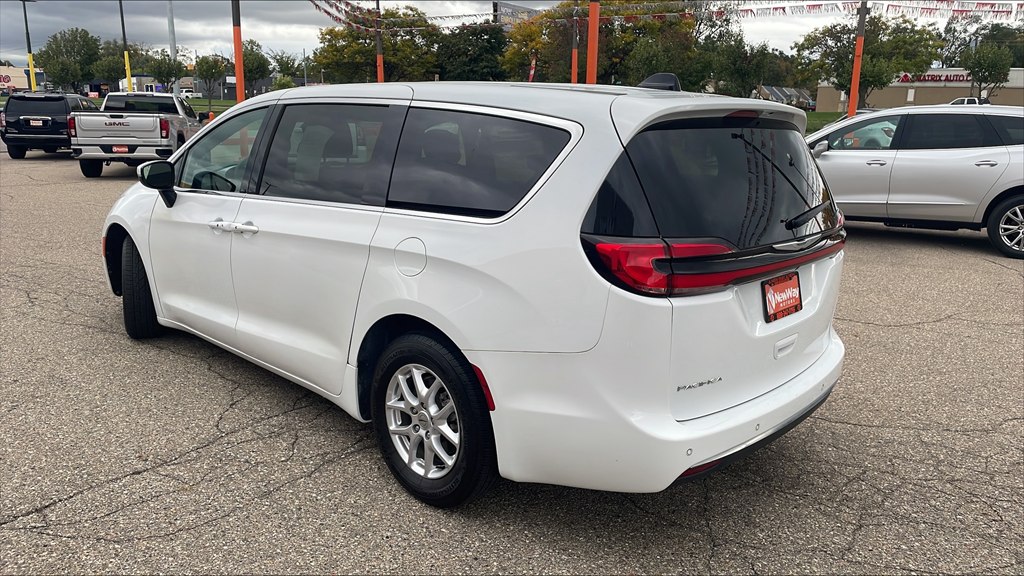 Photo 7 of this CHRYSLER PACIFICA