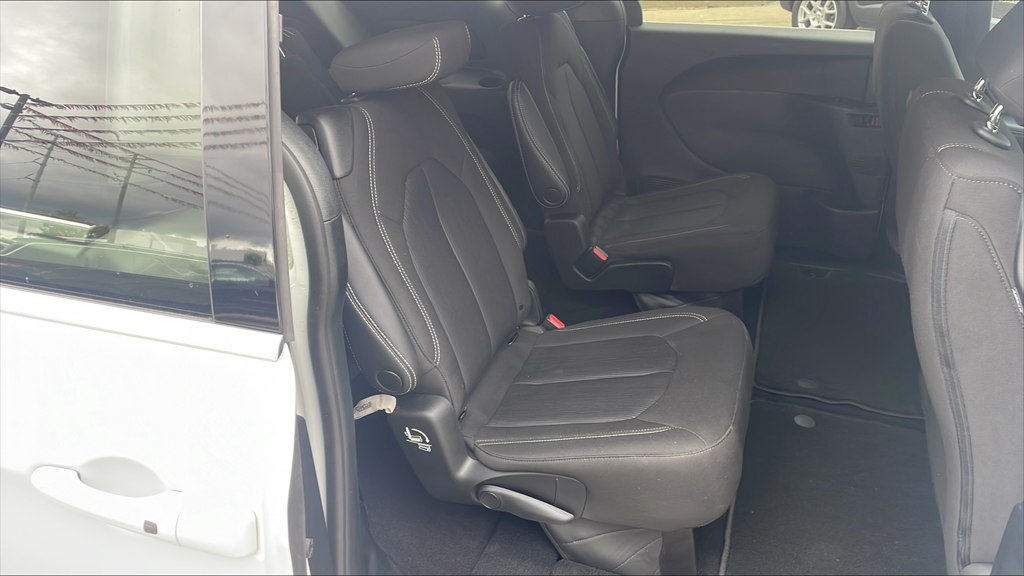 Photo 14 of this CHRYSLER PACIFICA