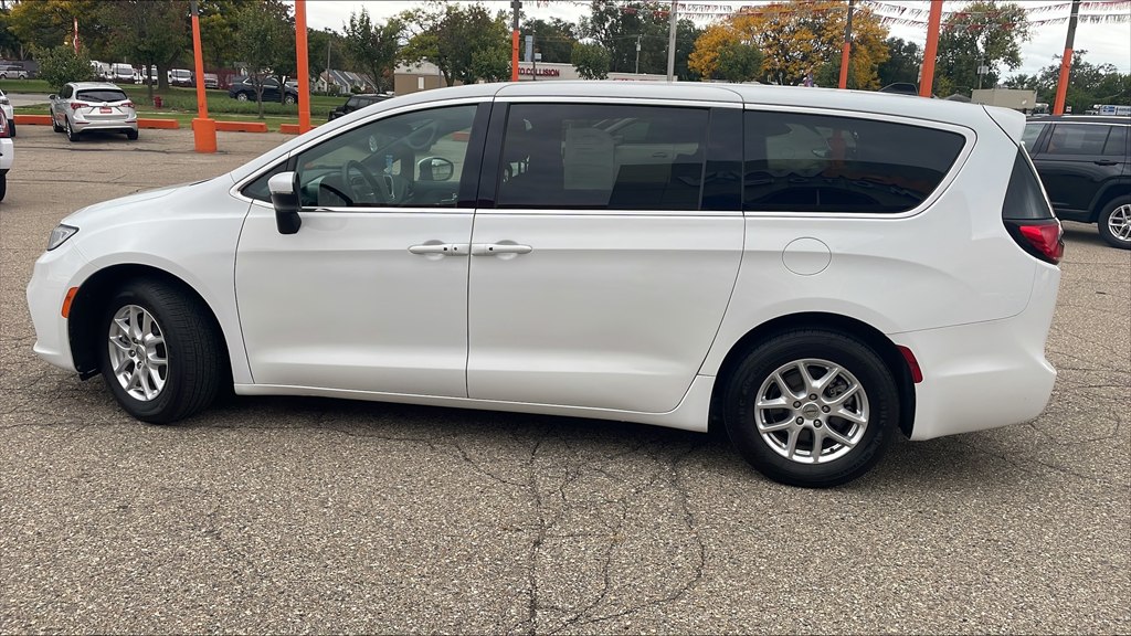 Photo 6 of this CHRYSLER PACIFICA