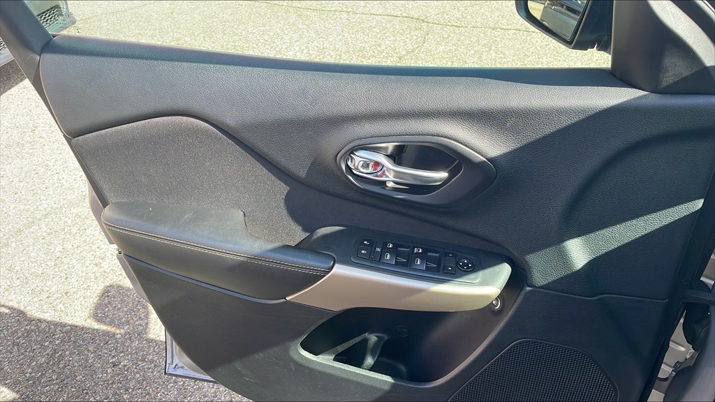 Photo 15 of this CHRYSLER PACIFICA