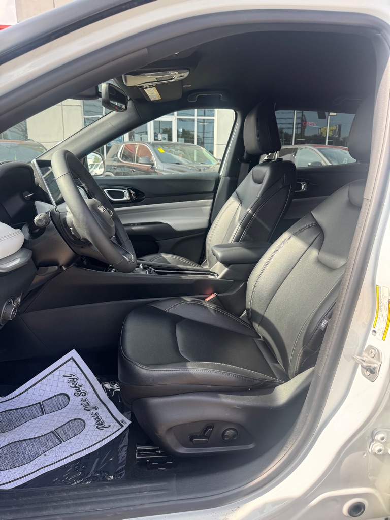Photo 8 of this JEEP COMPASS