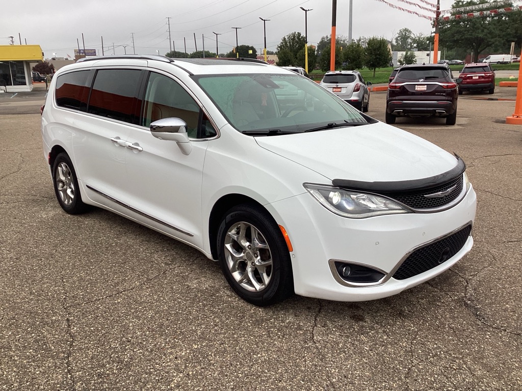 Photo 5 of this CHRYSLER PACIFICA