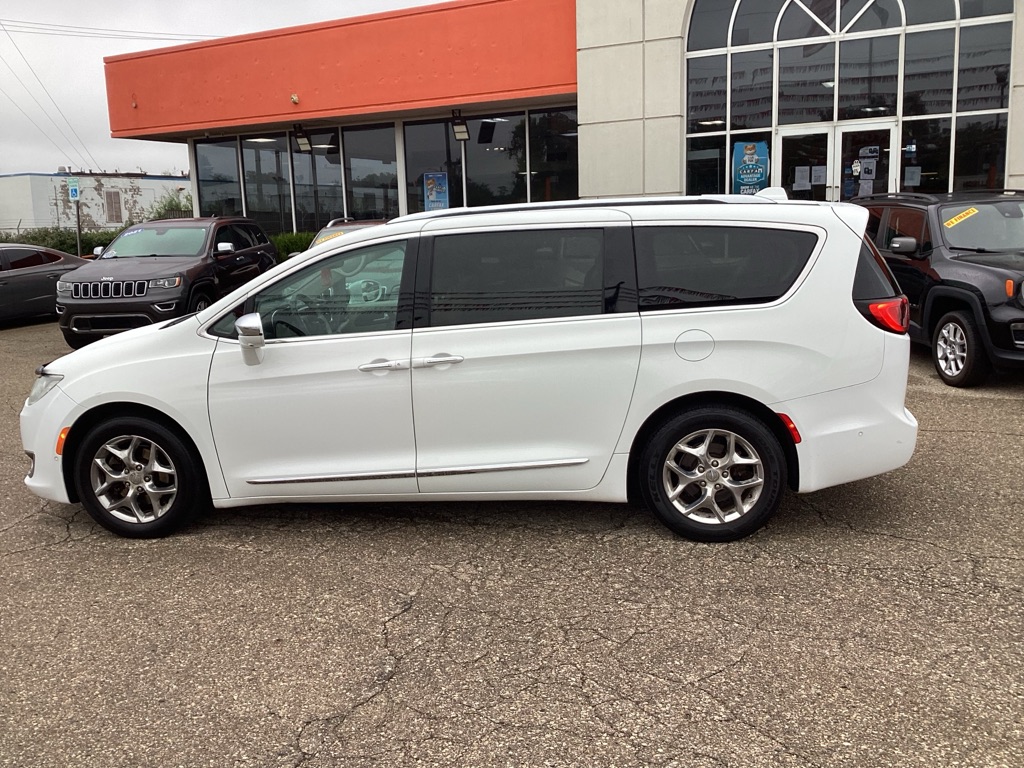 Photo 10 of this CHRYSLER PACIFICA