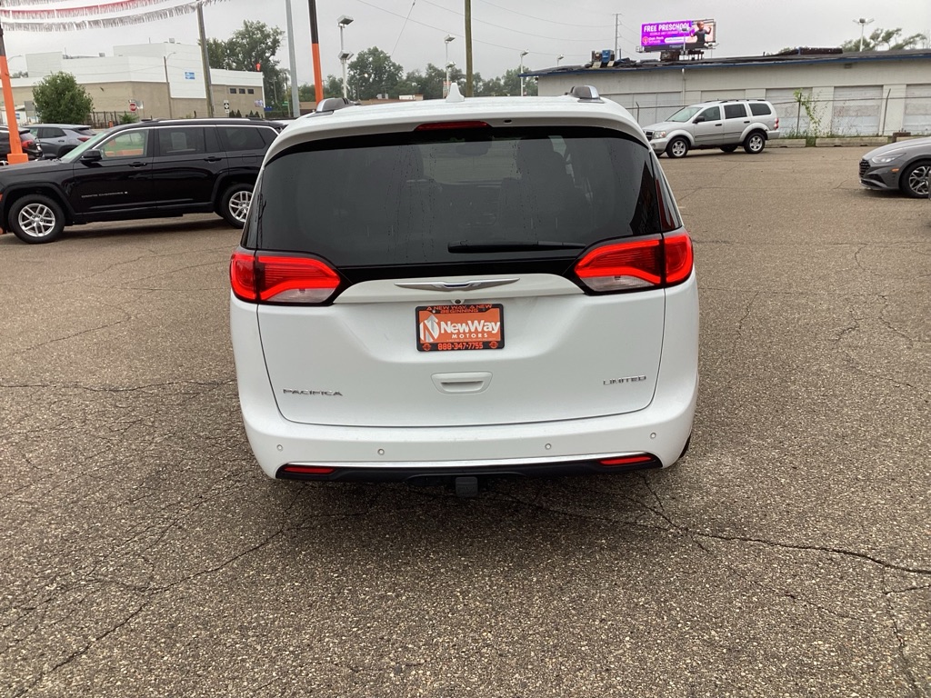 Photo 8 of this CHRYSLER PACIFICA