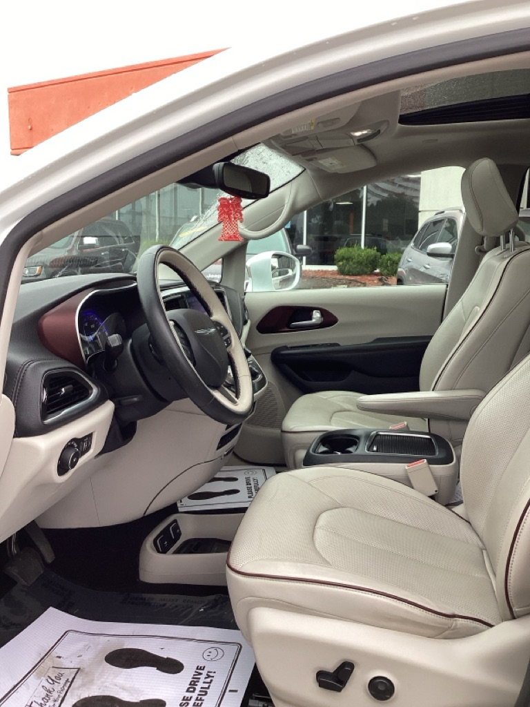 Photo 15 of this CHRYSLER PACIFICA