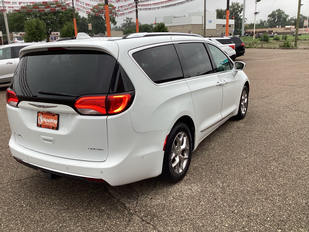 Photo 7 of this CHRYSLER PACIFICA
