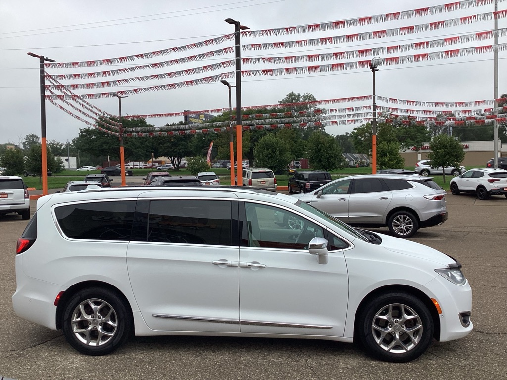 Photo 6 of this CHRYSLER PACIFICA