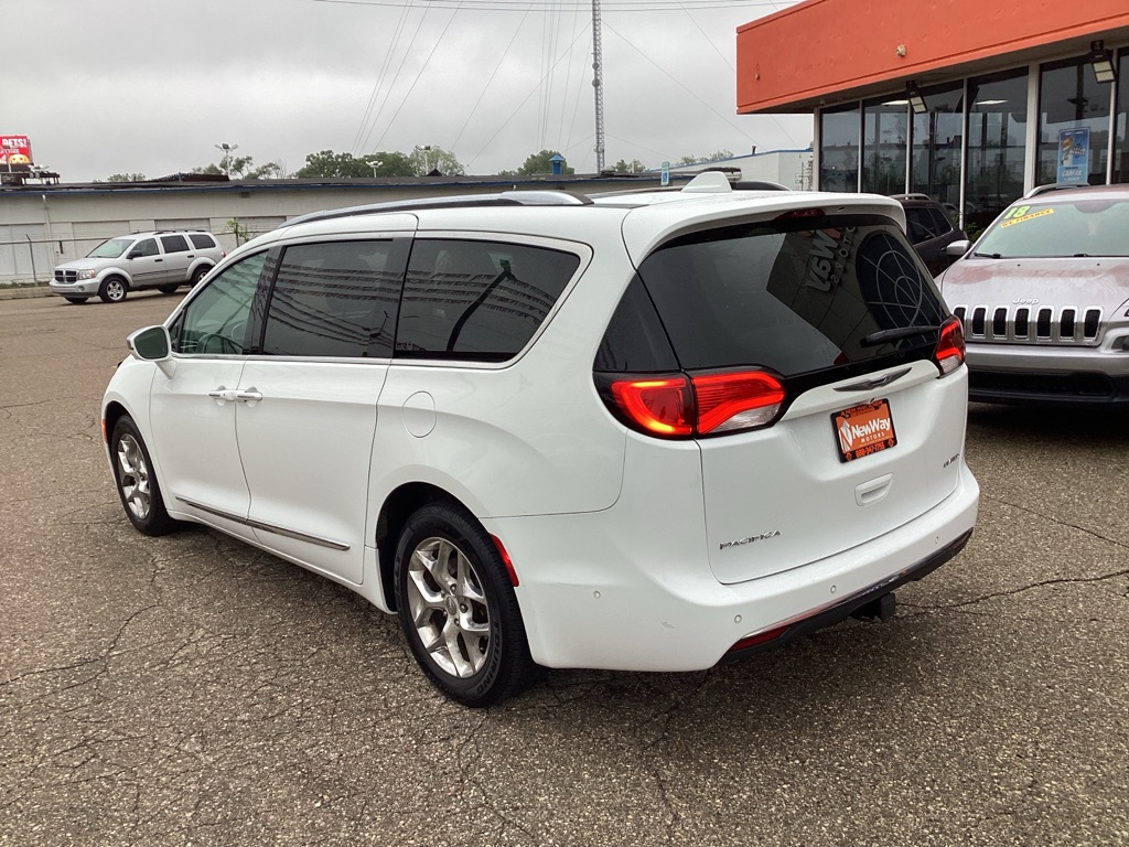 Photo 9 of this CHRYSLER PACIFICA