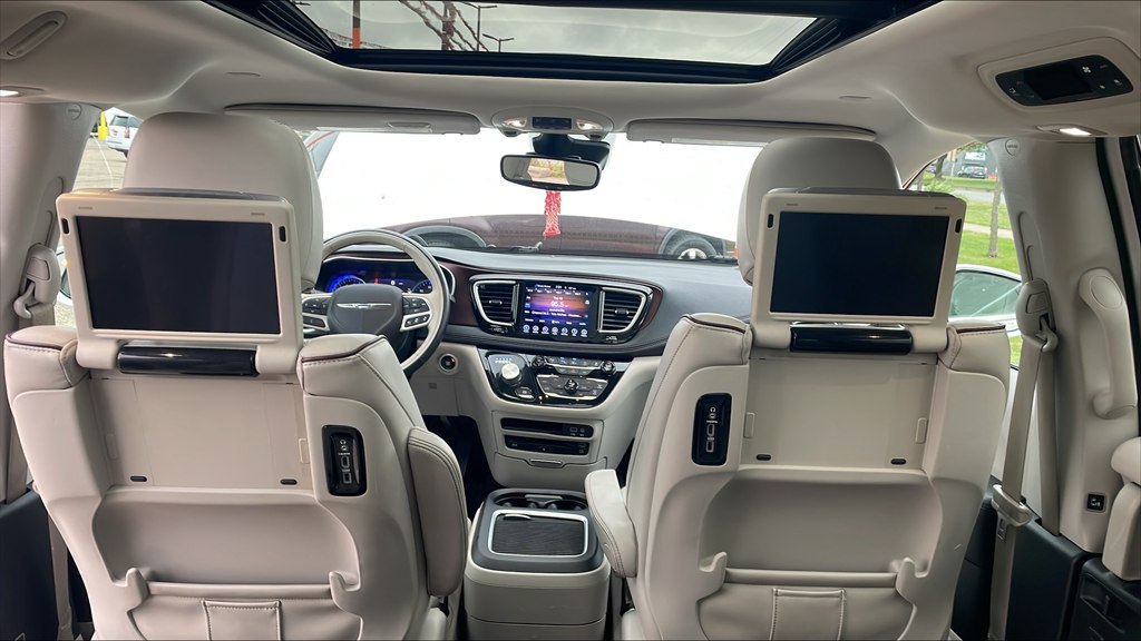 Photo 22 of this CHRYSLER PACIFICA