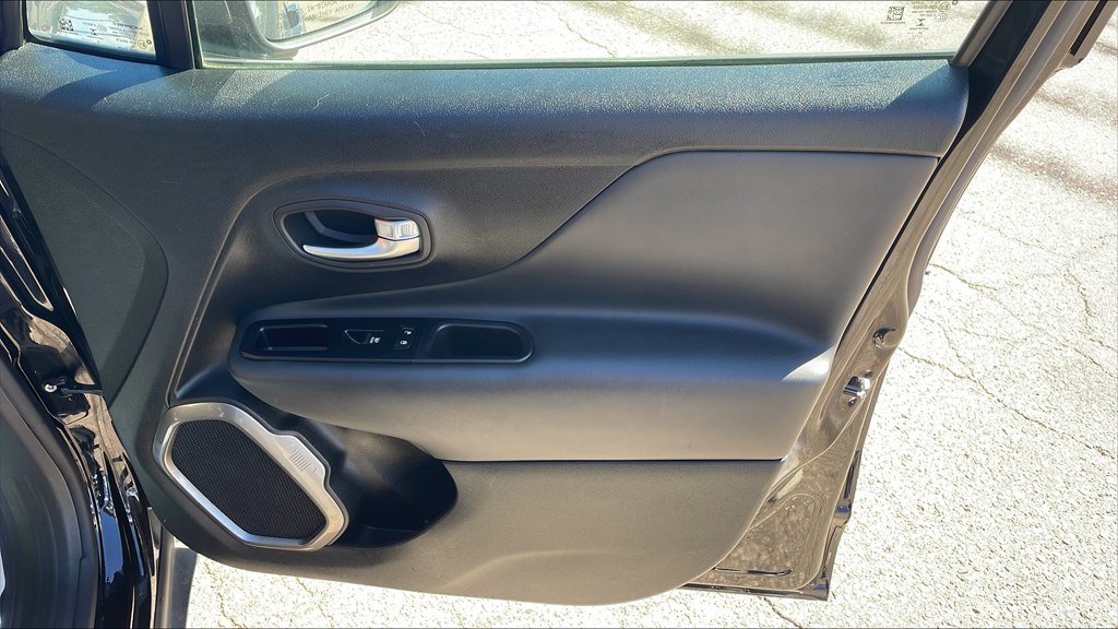 Photo 21 of this JEEP RENEGADE